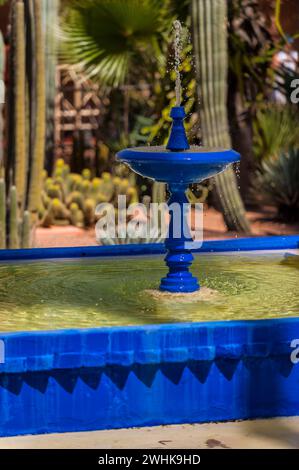 Brunnen mit Wasserbecken im Majorelle Garten, Botanik, Wasser, Teich, Flora, Pflanze, Botanik, Blume, tropisch, Klima, Architektur, Indigo, Blau Stockfoto