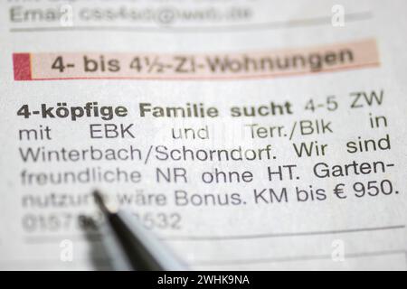 Symbolbild für Wohnungsknappheit, Wohnungswerbung und Textmarker, Familie, Suche, Deutschland Stockfoto