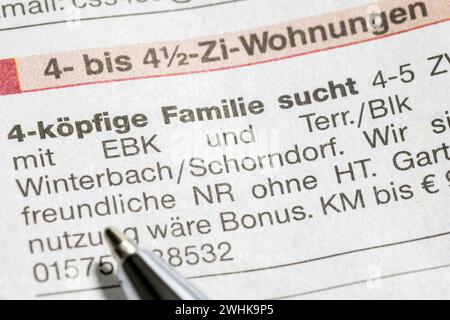 Symbolbild für Wohnungsknappheit, Wohnungswerbung und Textmarker, Familie, Suche, Deutschland Stockfoto