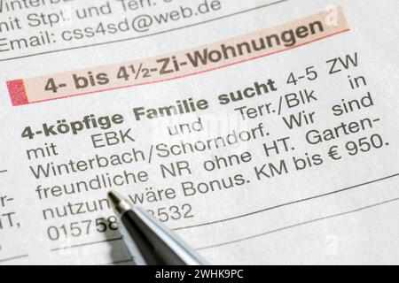 Symbolbild für Wohnungsknappheit, Wohnungswerbung und Textmarker, Familie, Suche, Deutschland Stockfoto