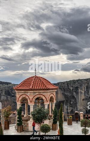 Kalambaka Thessalien Griechenland 2-1-2024, Meteora Kloster bewölkter Himmel Stockfoto