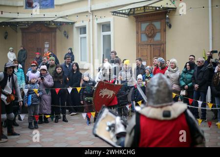 Odessa, Ukraine. Februar 2024. Ritterrüstung wird während des historischen Festivals „Knights of the Southern Shores“ im Innenhof von St. Pauls Lutherische Kirche in der Nowoselski-Straße das historische fest „Ritter der Südküste“ fand im Innenhof der St. Paul's Lutherische Kirche in der Novoselsky Street. Veranstalter der Veranstaltung ist der historische Fechten- und Wiederaufbau-Club 'Tangar' (Foto: Viacheslav Onyschtschenko/SOPA Images/SIPA USA) Credit: SIPA USA/Alamy Live News Stockfoto