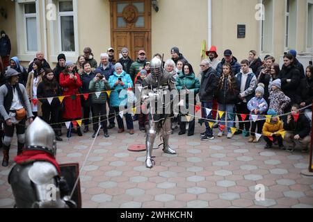 Odessa, Ukraine. Februar 2024. Reenactoren in mittelalterlicher Rüstung warten auf den Kampf während eines historischen Festivals „Ritter der Südküste“ im Innenhof von St. Paul's Lutherische Kirche in der Novoselsky Street. Das historische fest „Ritter der Südküste“ fand im Innenhof von St. Paul's Lutherische Kirche in der Novoselsky Street. Veranstalter der Veranstaltung ist der historische Fechten- und Wiederaufbau-Club 'Tangar' (Foto: Viacheslav Onyschtschenko/SOPA Images/SIPA USA) Credit: SIPA USA/Alamy Live News Stockfoto