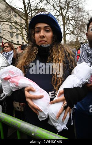 London, UK, 10. Februar 2024: Tausende von pro-palästinensischen Anhängern halten Hunderte von Papiersärgen, die mit den Namen von Kindern geschrieben wurden, die von Benjamin Netanjahu und israelischen Soldaten getötet wurden. Eine Kundgebung für Palästina fand statt, um eine Rückerstattung für das UNRWA gegenüber der Downing Street zu fordern. Demonstranten behaupten, dass die britische Regierung an dem Völkermord in Gaza beteiligt war, und fordern, dass die britische Regierung aufhört, Israel zu bewaffnen, britische Kampfjets abzuwerfen, Bombenanschläge abzuwerfen, die Kinder der Palestianer töten, und den Fonds sofort einzustellen. Gesundheitspersonal für Palästina fordern Gerechtigkeit für ihre Gesundheitspersonal gegen die israelische WEA Stockfoto