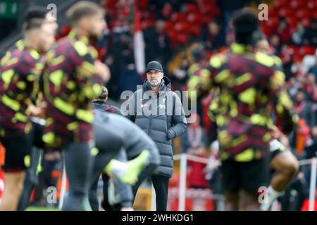 Liverpool, Großbritannien. Februar 2024. Jurgen Klopp, der Manager von Liverpool (c) beobachtet die Burnley-Spieler beim Aufsteigen. Premier League Spiel Liverpool gegen Burnley am Samstag, 10. Februar 2024, Anfield in Liverpool. Dieses Bild darf nur für redaktionelle Zwecke verwendet werden. Nur redaktionelle Verwendung. bild von Chris Stading/Andrew Orchard Sportfotografie/Alamy Live News Credit: Andrew Orchard Sportfotografie/Alamy Live News Stockfoto