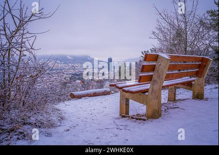 Jena im Winter mit dem Jentower im Stadtzentrum unter bewölktem Himmel, Jena, Thüringen, Deutschland Stockfoto