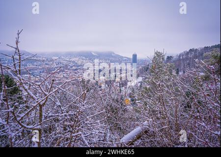 Jena im Winter mit dem Jentower im Stadtzentrum unter bewölktem Himmel, Jena, Thüringen, Deutschland Stockfoto