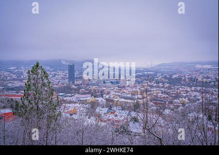 Jena im Winter mit dem Jentower im Stadtzentrum unter bewölktem Himmel, Jena, Thüringen, Deutschland Stockfoto