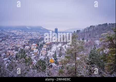 Jena im Winter mit dem Jentower im Stadtzentrum unter bewölktem Himmel, Jena, Thüringen, Deutschland Stockfoto