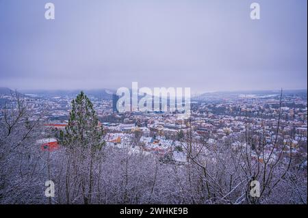 Jena im Winter mit dem Jentower im Stadtzentrum unter bewölktem Himmel, Jena, Thüringen, Deutschland Stockfoto