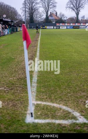 Eckfahne und Linienmann auf der Touchline bei einem nicht-League-Fußballspiel Stockfoto