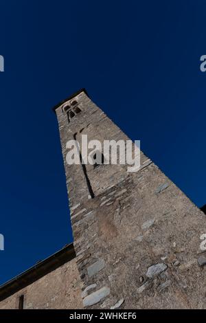 Wunderschöne alte Kirche mit Glockenturm gegen blauen klaren Himmel an einem sonnigen Tag in Malcantone, Miglieglia, Tessin, Schweiz Stockfoto