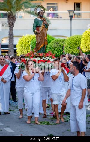 Prozession von Fischern, die das Bild von Sant Pere tragen Stockfoto