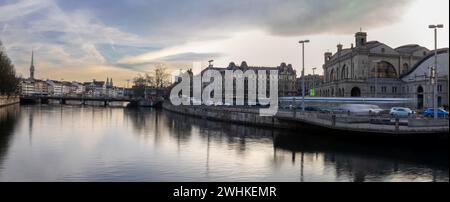 Abendpanorama von der Walchenbrücke zum Hauptbahnhof und Eisenbahnbrücke, hinter dem Turm der Predigerkirche und den Zwillingstürmen von Stockfoto