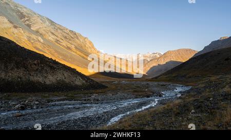 Arabel Pass mit Fluss, Bergtal am Morgen, karge Landschaft, Burchan Tal, Tien Shan, Issyk Kul Provinz, Kirgisistan Stockfoto