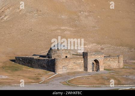 Historische Karawanserei Tash Rabat aus dem 15. Jahrhundert, mit gelben Hügeln, Atbashy Bezirk in der Region Naryn, Kirgisistan Stockfoto