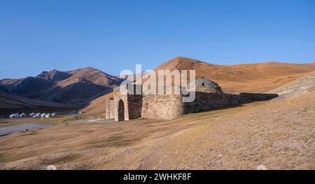 Historische Karawanserei Tash Rabat aus dem 15. Jahrhundert, mit gelben Hügeln, Atbashy Bezirk in der Region Naryn, Kirgisistan Stockfoto