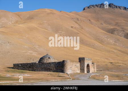 Historische Karawanserei Tash Rabat aus dem 15. Jahrhundert, mit gelben Hügeln, Atbashy Bezirk in der Region Naryn, Kirgisistan Stockfoto