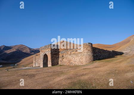 Historische Karawanserei Tash Rabat aus dem 15. Jahrhundert, mit gelben Hügeln, Atbashy Bezirk in der Region Naryn, Kirgisistan Stockfoto