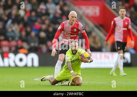 Southampton, Großbritannien. Februar 2024. Huddersfield Town Stürmer Sorba Thomas (14) kämpft gegen Southampton Mittelfeldspieler will Smallbone (16) und nimmt am 10. Februar 2024 beim Southampton FC gegen Huddersfield Town AFC im St.Mary's Stadium, Southampton, England, Großbritannien. Credit: Every Second Media/Alamy Live News Stockfoto