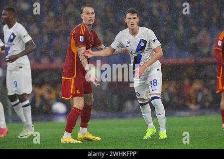 Rom, Italien. Februar 2024. Rom, Italien 10.01.2024: Rick Kasdorp von Roma, Benjamin Pavard von Inter in Aktion während des Fußballspiels der italienischen Serie A TIM 2023-2024 ALS Roma gegen den FC Internazionale Milan im Olympiastadion in Rom. Quelle: Unabhängige Fotoagentur/Alamy Live News Stockfoto