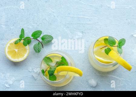 Limonade mit Minzpanorama. Zitronenwasser mit Eis, zwei Gläser Stockfoto
