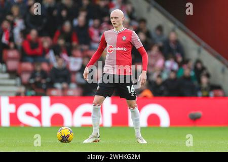 Southampton, Großbritannien. Februar 2024. Southampton Mittelfeldspieler wird Smallbone (16) beim Southampton FC gegen Huddersfield Town AFC am 10. Februar 2024 im St.Mary's Stadium, Southampton, England, Großbritannien spielen Stockfoto