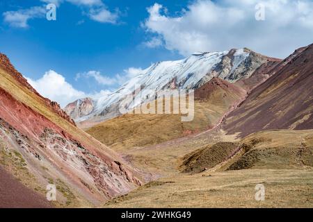 Dramatische Berglandschaft, Bergtal, hinter vergletschtem und schneebedecktem Berggipfel, Trans Alay Mountains, Pamir Mountains, Provinz Osh Stockfoto