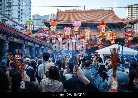 Hongkong, China. Februar 2024. Gläubige beginnen das Jahr des Drachen mit Joss-Stöcken und Gebeten im Wong Tai Sin Tempel. Der Sik Sik Yuen Wong Tai Sin Tempel ist einer der größten taoistischen Tempel in Hongkong und viele Menschen kommen hierher, um die ersten Joss Sticks des neuen Jahres zusammen mit Gebeten für Glück und Gesundheit zu bieten. (Credit Image: © Ben Marans/SOPA Images via ZUMA Press Wire) NUR REDAKTIONELLE VERWENDUNG! Nicht für kommerzielle ZWECKE! Stockfoto