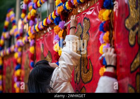 Hongkong, China. Februar 2024. Ein Kind sah, wie er seine Hoffnungen im Jahr des Drachen im Wong Tai Sin Tempel schrieb. Der Sik Sik Yuen Wong Tai Sin Tempel ist einer der größten taoistischen Tempel in Hongkong und viele Menschen kommen hierher, um die ersten Joss Sticks des neuen Jahres zusammen mit Gebeten für Glück und Gesundheit zu bieten. (Foto: Ben Marans/SOPA Images/SIPA USA) Credit: SIPA USA/Alamy Live News Stockfoto