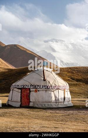 Jurte vor dem Lenin-Gipfel, Pamir-Gebirge, Provinz Osh, Kirgisistan Stockfoto