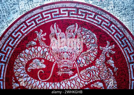 Hongkong, China. Februar 2024. Besucher des Wong Tai Sin Tempels schreiben ihre Hoffnungen und Gebete für das Jahr des Drachen auf. Der Sik Sik Yuen Wong Tai Sin Tempel ist einer der größten taoistischen Tempel in Hongkong und viele Menschen kommen hierher, um die ersten Joss Sticks des neuen Jahres zusammen mit Gebeten für Glück und Gesundheit zu bieten. (Foto: Ben Marans/SOPA Images/SIPA USA) Credit: SIPA USA/Alamy Live News Stockfoto