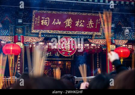 Hongkong, China. Februar 2024. Gläubige beginnen das Jahr des Drachen mit Joss-Stöcken und Gebeten im Wong Tai Sin Tempel. Der Sik Sik Yuen Wong Tai Sin Tempel ist einer der größten taoistischen Tempel in Hongkong und viele Menschen kommen hierher, um die ersten Joss Sticks des neuen Jahres zusammen mit Gebeten für Glück und Gesundheit zu bieten. (Foto: Ben Marans/SOPA Images/SIPA USA) Credit: SIPA USA/Alamy Live News Stockfoto