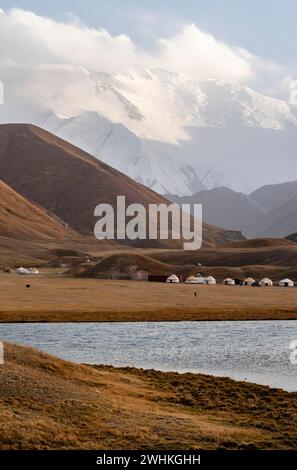 Jurten vor dem Lenin-Gipfel, Pamir-Gebirge, Provinz Osh, Kirgisistan Stockfoto