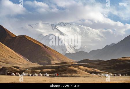 Jurten vor dem Lenin-Gipfel, Pamir-Gebirge, Provinz Osh, Kirgisistan Stockfoto