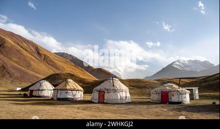 Jurten vor dem Lenin-Gipfel, Pamir-Gebirge, Provinz Osh, Kirgisistan Stockfoto