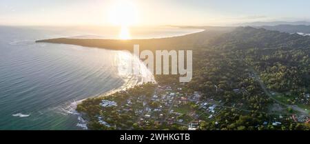 Luftaufnahme, Blick auf den Cahuita Nationalpark, Küste und Küstenlandschaft mit Wald, Punta Cahuita Landzunge, Cahuita, Limon, Costa Rica Stockfoto