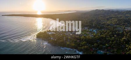 Luftaufnahme, Blick auf den Cahuita Nationalpark, Küste und Küstenlandschaft mit Wald, Punta Cahuita Landzunge, Cahuita, Limon, Costa Rica Stockfoto