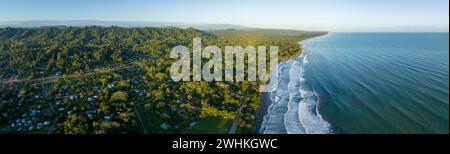 Luftaufnahme, Blick auf den Cahuita Nationalpark, Küste und Küstenlandschaft mit Wald, Cahuita, Limon, Costa Rica Stockfoto