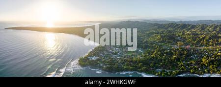 Luftaufnahme, Blick auf den Cahuita Nationalpark, Küste und Küstenlandschaft mit Wald, Punta Cahuita Landzunge, Cahuita, Limon, Costa Rica Stockfoto