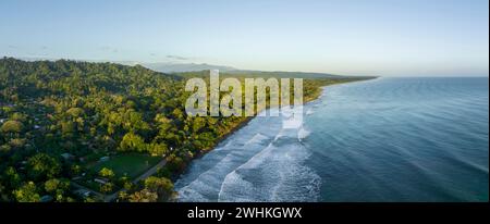 Luftaufnahme, Blick auf den Cahuita Nationalpark, Küste und Küstenlandschaft mit Wald, Cahuita, Limon, Costa Rica Stockfoto