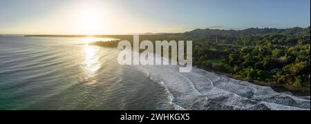 Luftaufnahme, Blick auf den Cahuita Nationalpark, Küste und Küstenlandschaft mit Wald, Punta Cahuita Landzunge, Cahuita, Limon, Costa Rica Stockfoto
