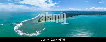 Türkisfarbenes Meer, Blick aus der Vogelperspektive, Blick auf den Cahuita Nationalpark, Küste und Küstenlandschaft mit Wald, Punta Cahuita Landzunge, Cahuita, Limon, Costa Stockfoto