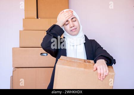 Arabische muslime, die Kartonschachteln in der Hand hält Stockfoto