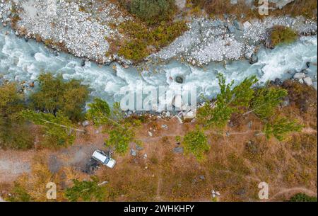 Blick nach unten, aus der Vogelperspektive, Zelt und Camping, Ala Archa Bergbach, Ala Archa Nationalpark, Khirgiz Ala-Too Berge, Chuy Region, Kirgisistan Stockfoto