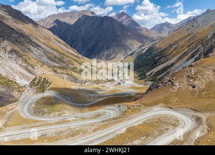 Berglandschaft mit Serpentinen, Bergpass nach Kumtor, Tien Shan, Yssykkoel Region, Kirgisistan Stockfoto