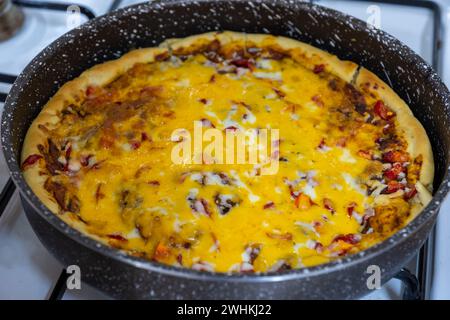 margherita Pizza voller Käse mit knusprigem Gesicht Stockfoto