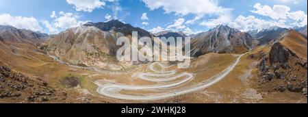 Berglandschaft mit Serpentinen, Bergpass nach Kumtor, Tien Shan, Yssykkoel Region, Kirgisistan Stockfoto