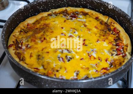 margherita Pizza voller Käse mit knusprigem Gesicht Stockfoto