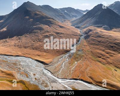 Aus der Vogelperspektive, Burkhan Bergtal mit mäandernden Fluss, karge dramatische Berglandschaft, Terskey Ala-Too, Tien Shan, Issyk Kul Provinz Stockfoto